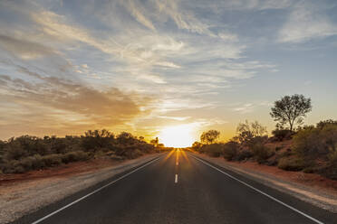 Leerer Lasseter Highway bei Sonnenaufgang, Australien - FOF12035