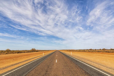 Himmel über dem leeren Lasseter Highway, Australien - FOF12036