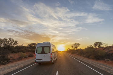 Van auf dem Lasseter Highway bei Sonnenaufgang, Australien - FOF12037