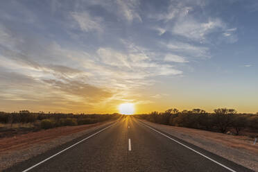 Leerer Lasseter Highway bei Sonnenaufgang, Australien - FOF12038