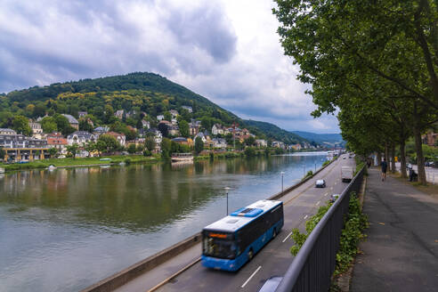 Deutschland, Baden-Württemberg, Heidelberg, Flußstraße mit Vorort Neuenheim im Hintergrund - TAMF02861