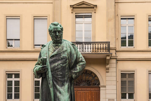 Deutschland, Baden-Württemberg, Heidelberg, Statue von Robert Bunsen vor dem Psychologischen Institut der Universitat Heidelberg - TAMF02863