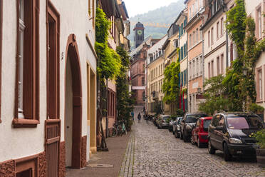 Deutschland, Baden-Württemberg, Heidelberg, Historische Stadthäuser entlang einer Kopfsteinpflasterstraße - TAMF02865