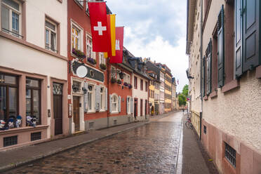 Deutschland, Baden-Württemberg, Heidelberg, Historische Stadthäuser und Hotels entlang einer leeren Kopfsteinpflasterstraße - TAMF02866