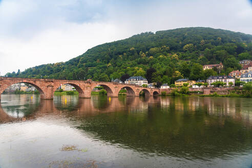 Deutschland, Baden-Württemberg, Heidelberg, Karl-Theodor-Brücke, die den Neckar überspannt - TAMF02869