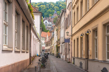 Deutschland, Baden-Württemberg, Heidelberg, Leere Altstadtgasse - TAMF02872