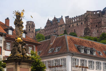 Germany, Baden-Wurttemberg, Heidelberg, Muttergottesbrunnen fountain with Heidelberg Castle in background - TAMF02875
