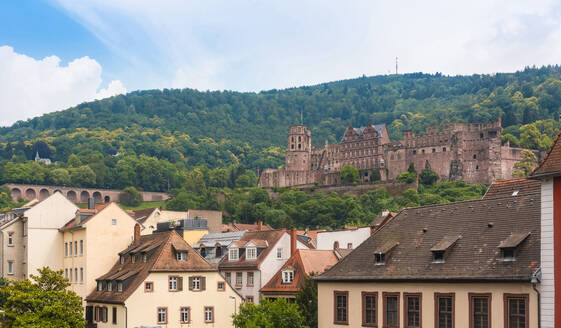 Deutschland, Baden-Württemberg, Heidelberg, Ruine des Heidelberger Schlosses mit Altstadthäusern im Vordergrund - TAMF02879