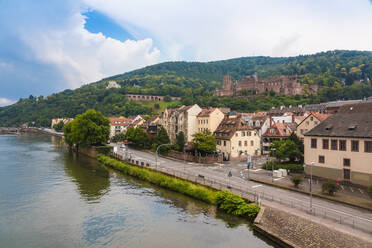 Deutschland, Baden-Württemberg, Heidelberg, Neckarufer mit Altstadthäusern und Heidelberger Schloss im Hintergrund - TAMF02881