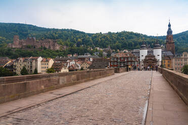 Deutschland, Baden-Württemberg, Heidelberg, Karl-Theodor-Brücke mit Bruckentor und Heidelberger Schloss im Hintergrund - TAMF02883