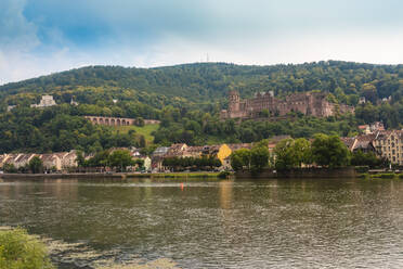 Deutschland, Baden-Württemberg, Heidelberg, Neckarufer mit Altstadthäusern und Heidelberger Schloss im Hintergrund - TAMF02887