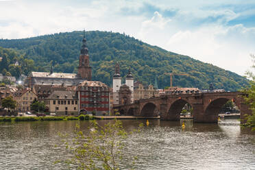 Deutschland, Baden-Württemberg, Heidelberg, Karl-Theodor-Brücke, die den Neckar überspannt, mit Altstadtgebäuden im Hintergrund - TAMF02888