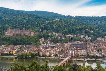 Deutschland, Baden-Württemberg, Heidelberg, Heidelberger Schloss mit Blick auf die Altstadt unten - TAMF02893