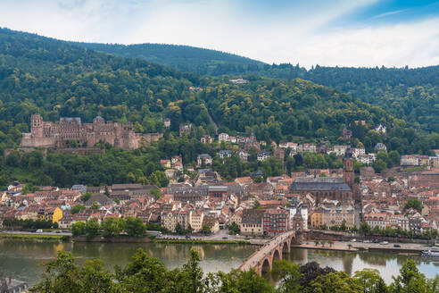Deutschland, Baden-Württemberg, Heidelberg, Heidelberger Schloss mit Blick auf die Altstadt unten - TAMF02893