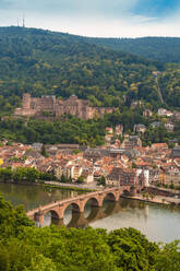 Deutschland, Baden-Württemberg, Heidelberg, Heidelberger Schloss mit Blick auf die Altstadt unten - TAMF02895