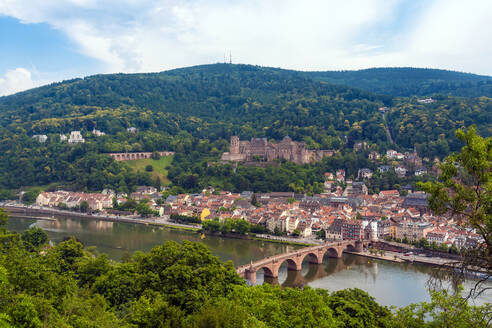 Deutschland, Baden-Württemberg, Heidelberg, Heidelberger Schloss mit Blick auf die Altstadt unten - TAMF02896