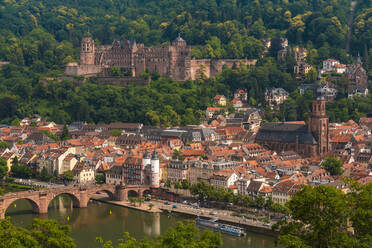 Deutschland, Baden-Württemberg, Heidelberg, Heidelberger Schloss mit Blick auf die Altstadt unten - TAMF02897