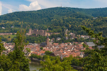 Deutschland, Baden-Württemberg, Heidelberg, Altstadt mit Heidelberger Schloss und bewaldeten Hügeln im Hintergrund - TAMF02900