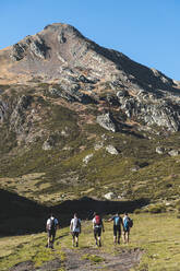 Männlicher Forscher beim Wandern in den Bergen an einem sonnigen Tag - JAQF00234