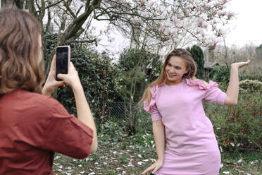 Teenagerin fotografiert Freundin in öffentlichem Park - OGF00875