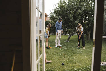 Eltern spielen Polo mit Kindern im Hinterhof - MASF21521