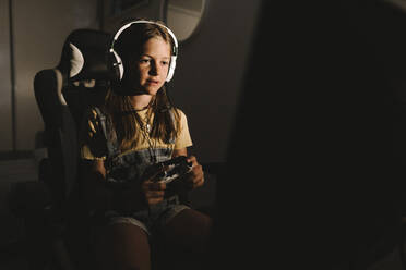 Mädchen spielt nachts zu Hause ein Videospiel - MASF21530