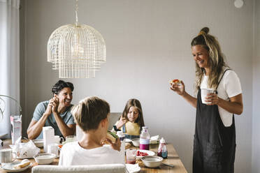 Lächelnde Familie beim Frühstück am Esstisch - MASF21569