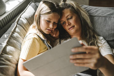 Mutter und Tochter nutzen ein digitales Tablet zu Hause - MASF21600