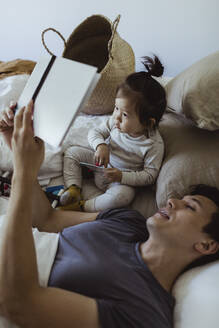 Hohe Engel Ansicht des Vaters lesen Buch mit Sohn im Schlafzimmer - MASF21666