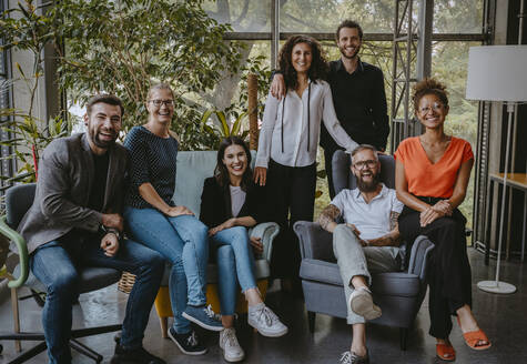 Porträt von lächelnden männlichen und weiblichen Kollegen in einem Coworking-Büro - MASF21707