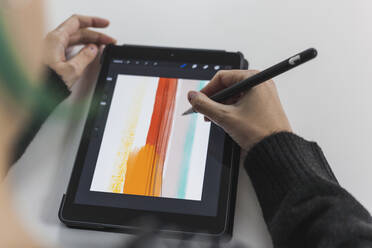 Künstlerin zeichnet mit digitalisiertem Stift auf digitalem Tablet - MGRF00152