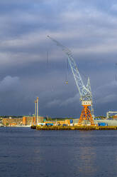 Germany, Schleswig Holstein, Kiel, Crane against storm clouds - BIGF00101