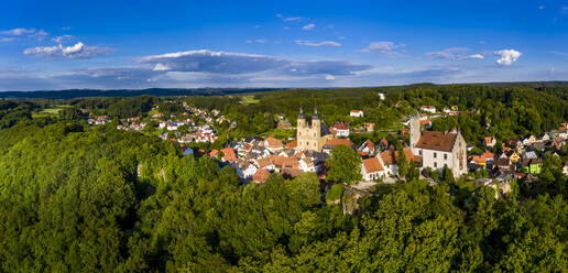 Deutschland, Bayern, Gossweinstein, Luftaufnahme einer Stadtlandschaft mit Burg und Kirche - AMF09066