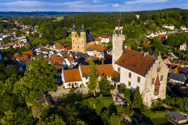 Deutschland, Bayern, Gossweinstein, Luftaufnahme einer Stadtlandschaft mit Burg und Kirche - AMF09067