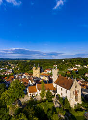 Deutschland, Bayern, Gossweinstein, Luftaufnahme einer Stadtlandschaft mit Burg und Kirche - AMF09068