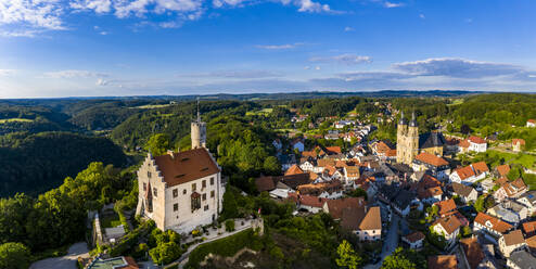 Deutschland, Bayern, Gossweinstein, Luftaufnahme einer Stadtlandschaft mit Burg und Kirche - AMF09070