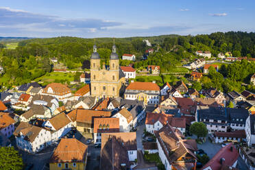Deutschland, Bayern, Gossweinstein, Luftaufnahme einer Stadtlandschaft mit Burg und Kirche - AMF09071