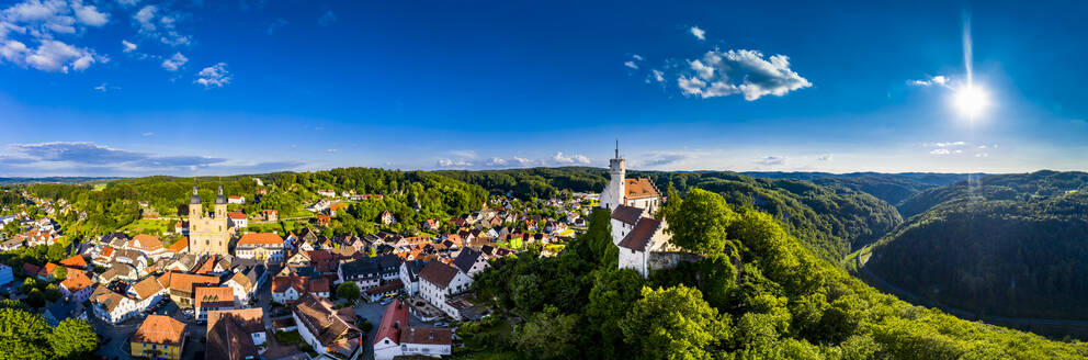 Deutschland, Bayern, Gossweinstein, Luftaufnahme einer Stadtlandschaft mit Burg und Kirche - AMF09073