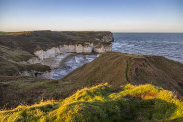 Blick auf die zerklüftete Küstenlinie bei Flamborough Head, Bridlington, North Yorkshire, England, Vereinigtes Königreich, Europa - RHPLF19063