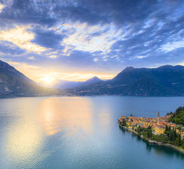 Panoramablick auf den Comer See und Varenna bei Sonnenuntergang, Provinz Lecco, Lombardei, Italienische Seen, Italien, Europa - RHPLF19067