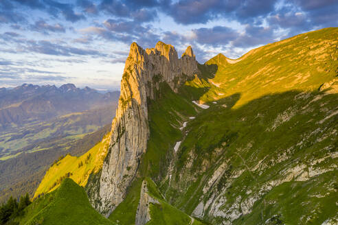 Sonnenaufgang auf dem felsigen Gipfel der Saxer Lucke im Sommer, Kanton Appenzell, Alpsteinkette, Schweiz, Europa - RHPLF19073
