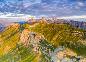 Wolken in der Morgendämmerung über den majestätischen Bergen Santis und Saxer Lucke, Luftbild, Kanton Appenzell, Alpsteinkette, Schweiz, Europa - RHPLF19074