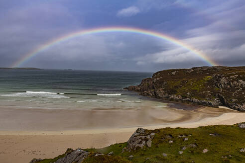 Regenbogen über einem Strand entlang der N500 (NC500) (North Coast 500), Schottland, Vereinigtes Königreich, Europa - RHPLF19086