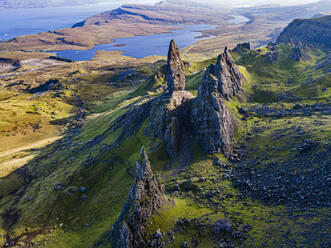Luftaufnahme des Storr Pinnacle, Isle of Skye, Innere Hebriden, Schottland, Vereinigtes Königreich, Europa - RHPLF19090