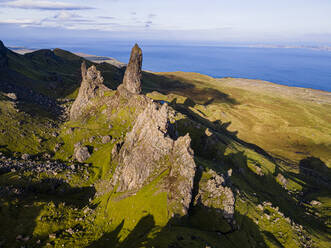 Luftaufnahme des Storr Pinnacle, Isle of Skye, Innere Hebriden, Schottland, Vereinigtes Königreich, Europa - RHPLF19091