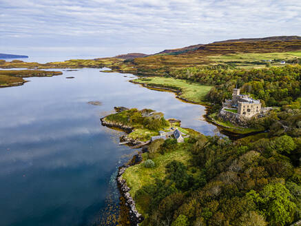 Luftaufnahme von Dunvegan Castle, Isle of Skye, Innere Hebriden, Schottland, Vereinigtes Königreich, Europa - RHPLF19092