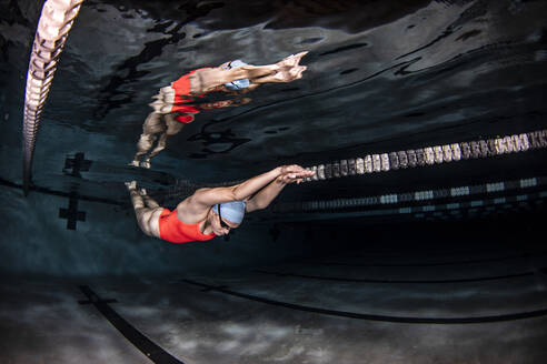 College-Eliteschwimmer im Schwimmbad - ISF24330