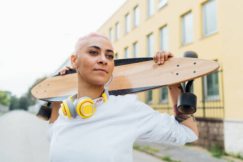 Selbstbewusstes Porträt eines Skateboarders - ISF24358