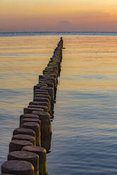 Blick auf den hölzernen Weg zum Meer bei Sonnenuntergang auf Usedom, Mecklenburg-Vorpommern, Deutschland - BIGF00102