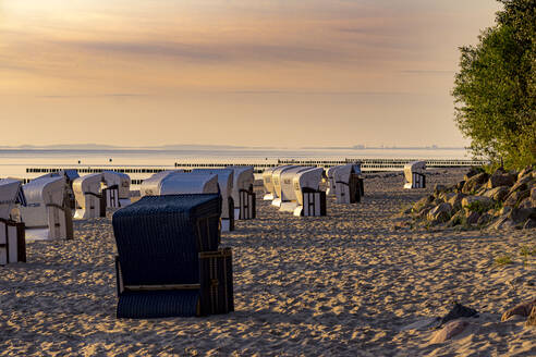 Viele Liegestühle am Strand während des Sonnenuntergangs auf Usedom, Mecklenburg-vorpommern, Deutschland - BIGF00104